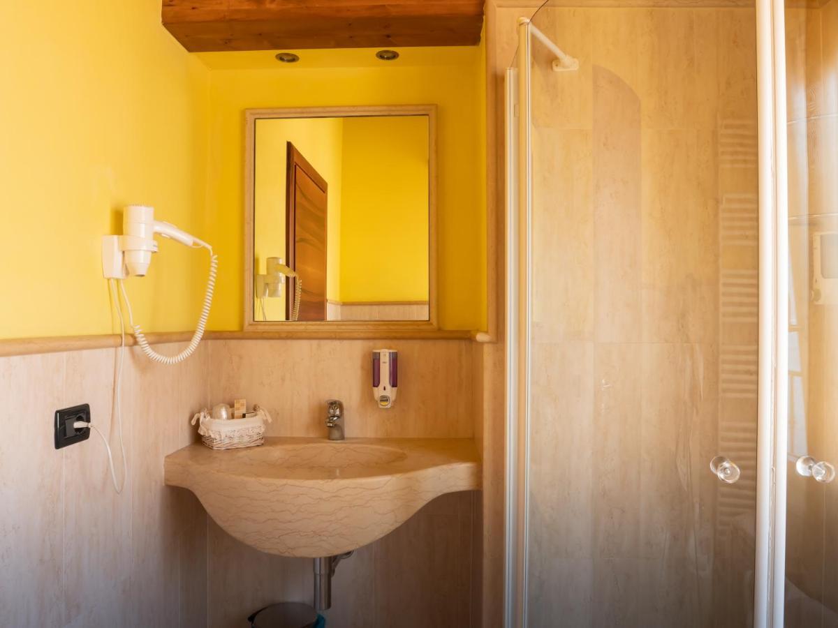 Albergo Ristorante Montebaldo Limone sul Garda Bagian luar foto