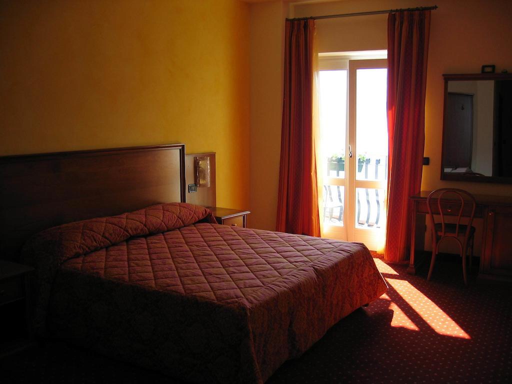 Albergo Ristorante Montebaldo Limone sul Garda Ruang foto